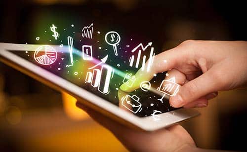 Em um mundo com tantos sistemas, aplicativos, redes sociais, lojas virtuais, plataformas disponíveis para empresas e pessoas, o maior desafio atual é garantir que os dados estejam atualizados em todos esses ambientes interdependentes, para uma qualificada tomada de decisão.