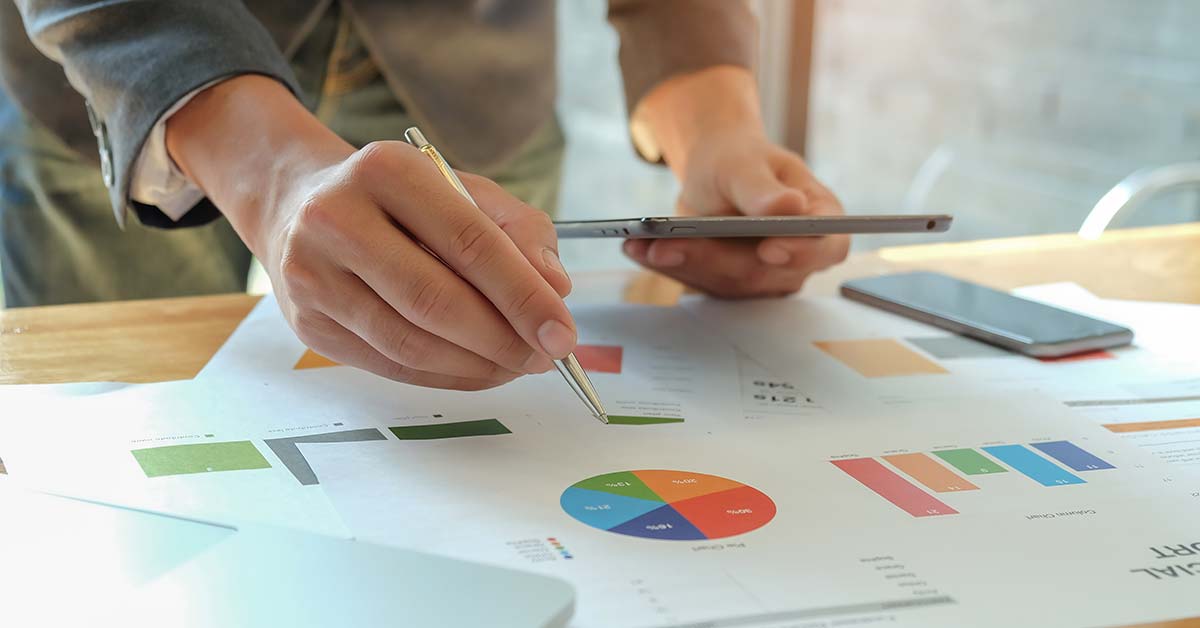 Inbound Marketing é o conjunto de estratégias de marketing que visam atrair e converter clientes usando conteúdo relevante. Diferente do marketing tradicional, no Inbound Marketing a empresa não vai atrás de clientes, mas explora canais como mecanismos de busca, blogs e redes sociais para ser encontrada.